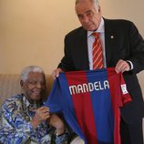 Nelson Mandela recibe una camiseta del Fútbol Club Barcelona