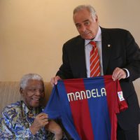 Nelson Mandela recibe una camiseta del Fútbol Club Barcelona