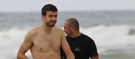 Gerard Piqué disfrutando de un día de playa durante la Copa Confederaciones