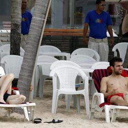 Andrés Iniesta y Cesc Fábregas disfrutando de un día de playa durante la Copa Confederaciones