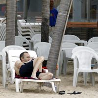 Andrés Iniesta y Cesc Fábregas disfrutando de un día de playa durante la Copa Confederaciones