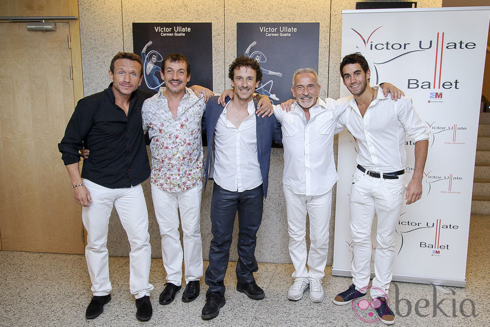 Víctor Ullate acompañado durante la presentación de su libro 'La vida y la danza'