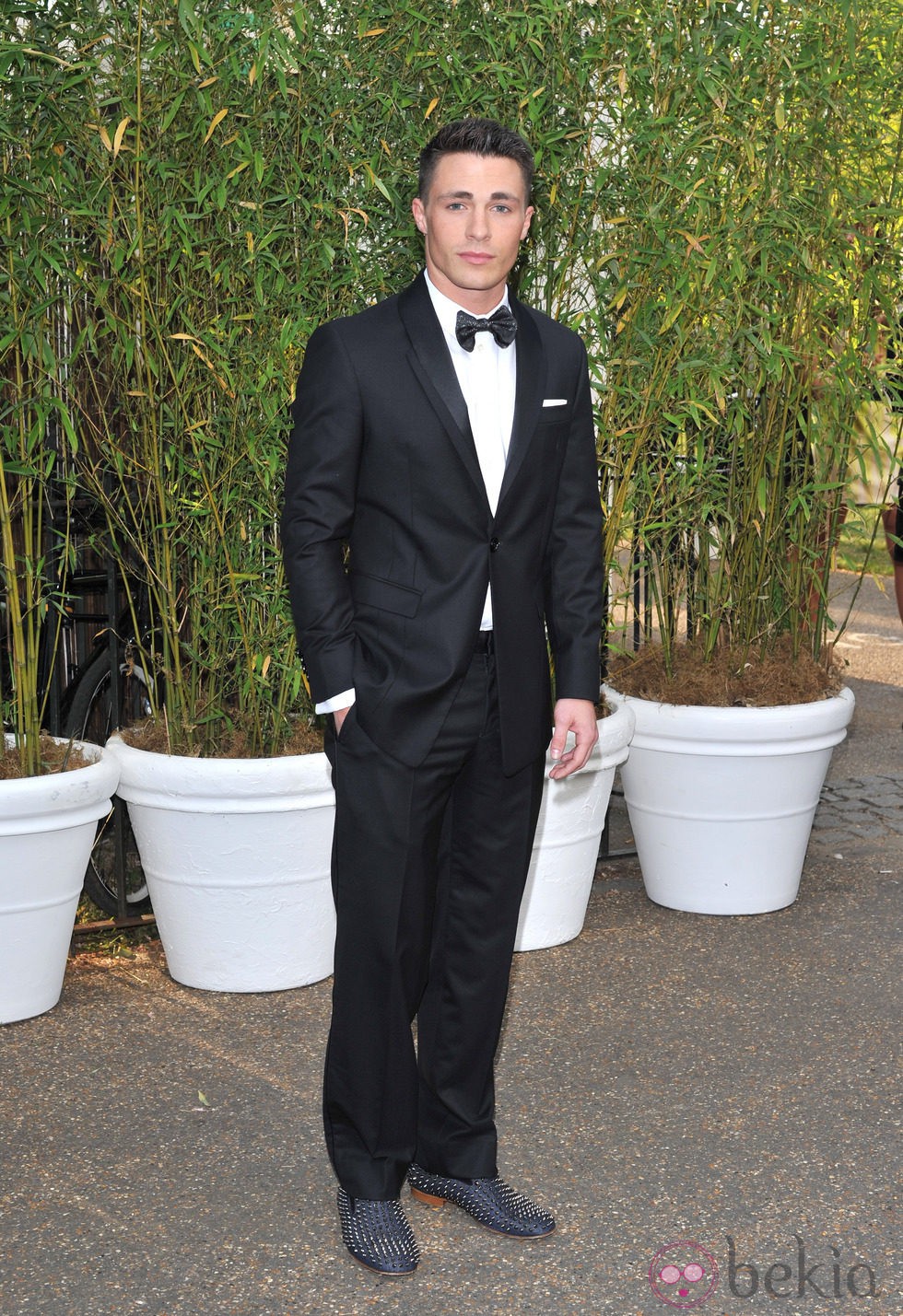 Colton Haynes en una fiesta celebrada en los jardines del Palacio de Kensington