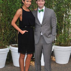 Matthew Morrison y Renee Puente en una fiesta en los jardines del Palacio de Kensington