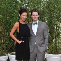 Matthew Morrison y Renee Puente en una fiesta en los jardines del Palacio de Kensington