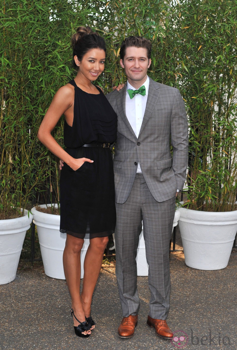 Matthew Morrison y Renee Puente en una fiesta en los jardines del Palacio de Kensington