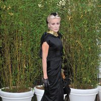 Daphne Guinness en una fiesta celebrada en los jardines del Palacio de Kensington