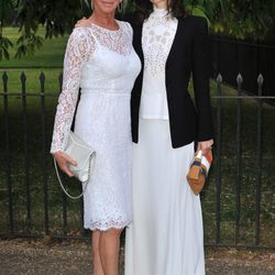 Trudie Styler y Bella Freud en una fiesta celebrada en los jardines del Palacio de Kensington