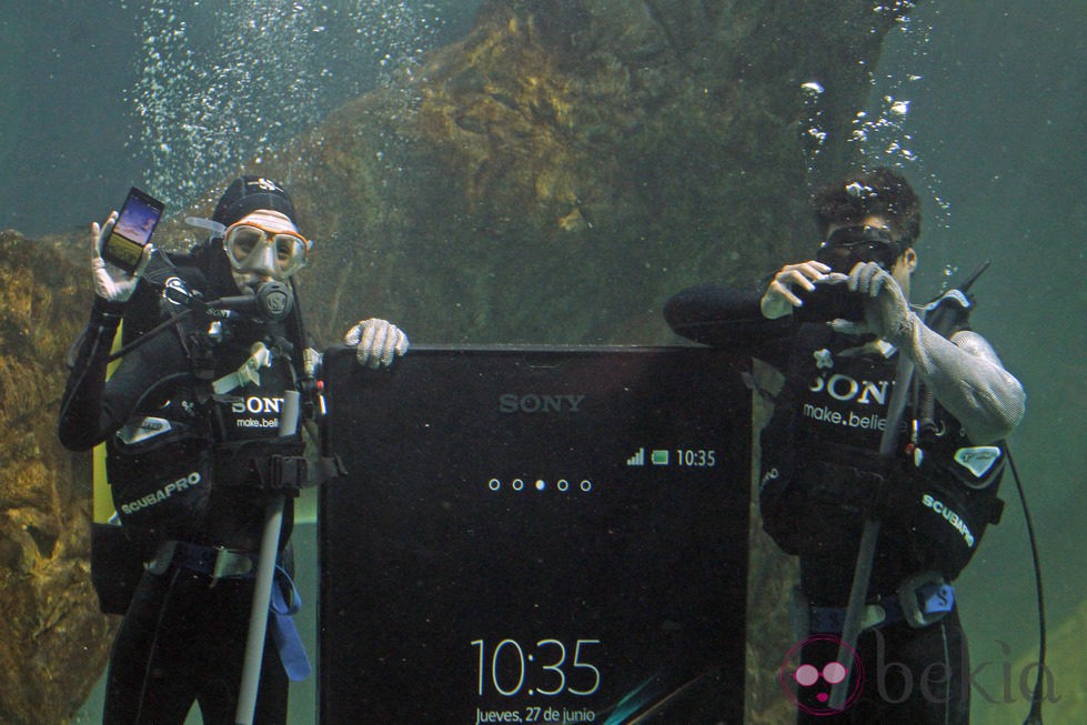 Raquel Sánchez Silva y Maxi Iglesias nadando con tiburones en el zoo de Madrid