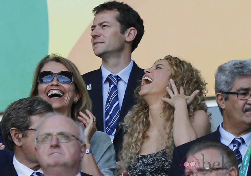 La madre de Gerard Piqué y Shakira ríen en el partido España-Italia de la Copa Confederaciones 2013