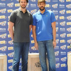 Los hermanos Marc y Pau Gasol en la presentación de una campaña benéfica de bicicletas