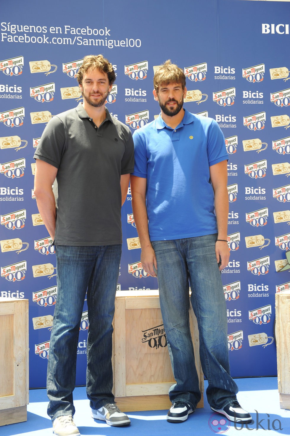 Los hermanos Marc y Pau Gasol en la presentación de una campaña benéfica de bicicletas