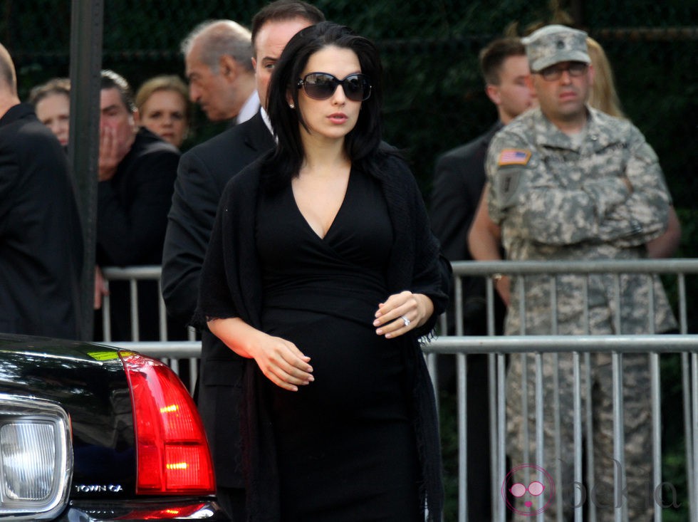 Hilaria Thomas en el funeral de James Gandolfini en Nueva York