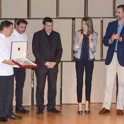 Los Príncipes Felipe y Letizia entregan un premio a Josep, Joan y Jordi Roca