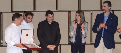 Los Príncipes Felipe y Letizia entregan un premio a Josep, Joan y Jordi Roca