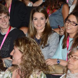 La Princesa Letizia sonríe junto a dos jóvenes en Impulsa Fórum 2013 de Girona