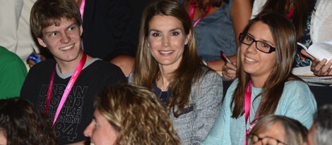 La Princesa Letizia sonríe junto a dos jóvenes en Impulsa Fórum 2013 de Girona