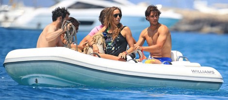 Rafa Nadal y Gemma Mengual en una lancha en Ibiza