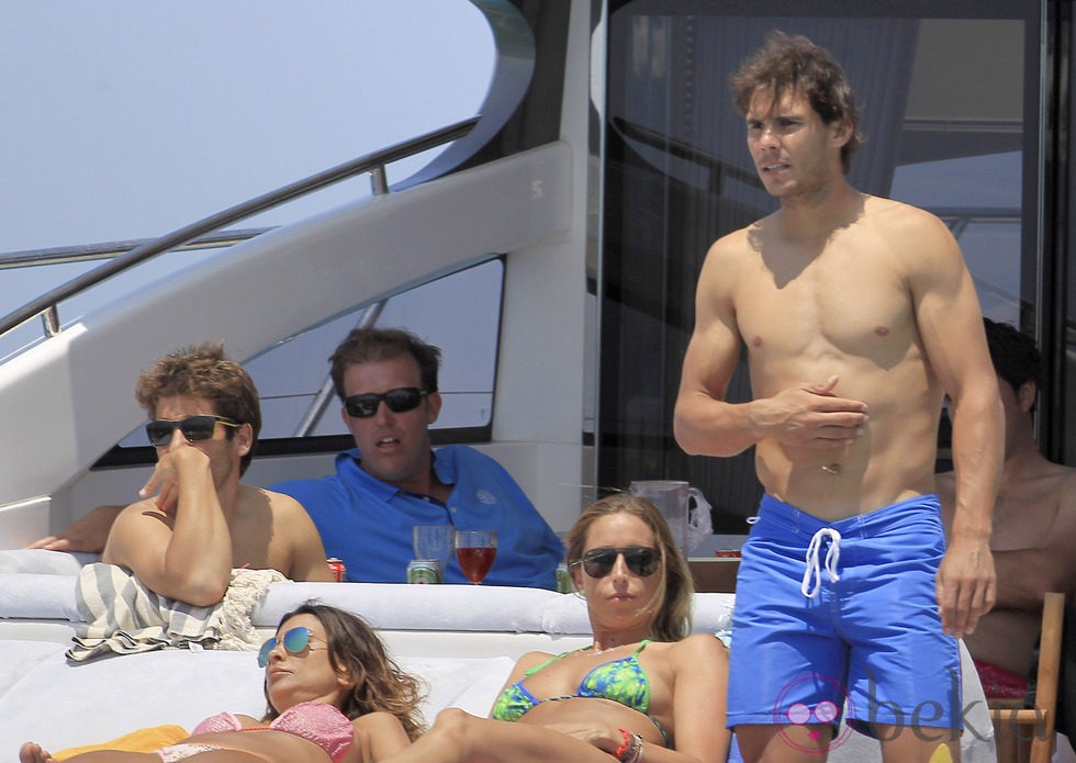 Rafa Nadal con el torso desnudo junto a Gemma Mengual en Ibiza