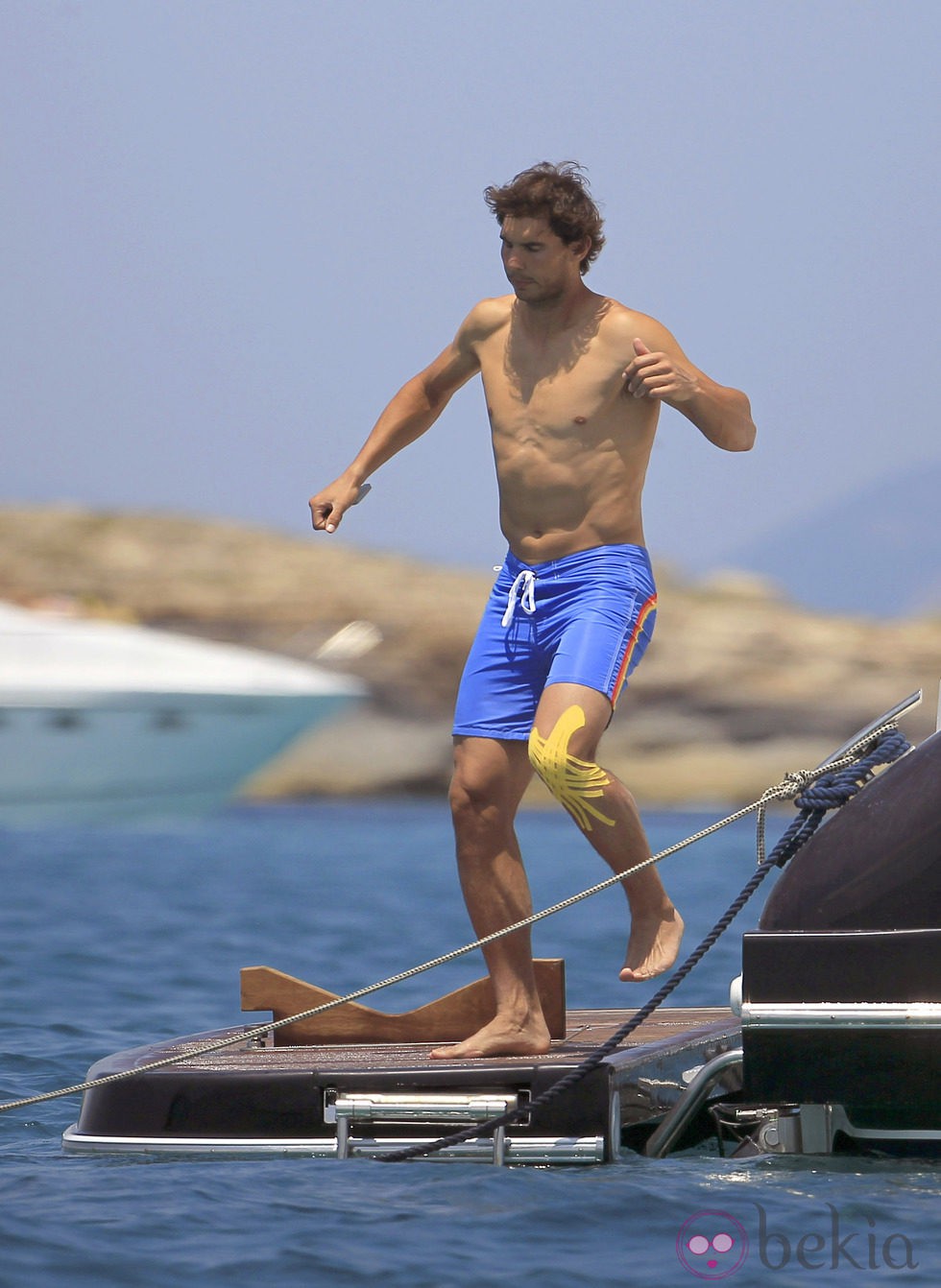 Rafa Nadal da un salto junto al mar durante sus vacaciones en Ibiza