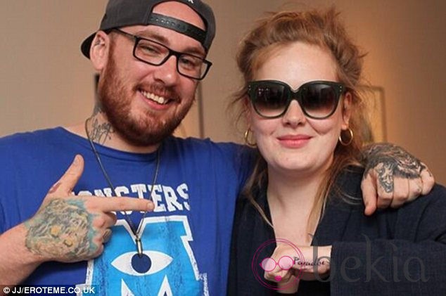 Adele con el tatuador Bang Bang