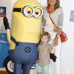 Cari Lapique y su nieto en el estreno de 'Gru 2. Mi villano favorito'