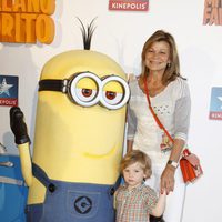 Cari Lapique y su nieto en el estreno de 'Gru 2. Mi villano favorito'