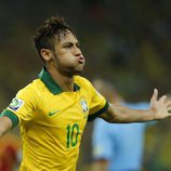 Neymar celebra el gol de Brasil en la final de la Copa Confederaciones 2013