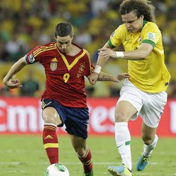 Fernando Torres y David Luiz en el partido Brasil-España en la final de la Copa Confederaciones 2013