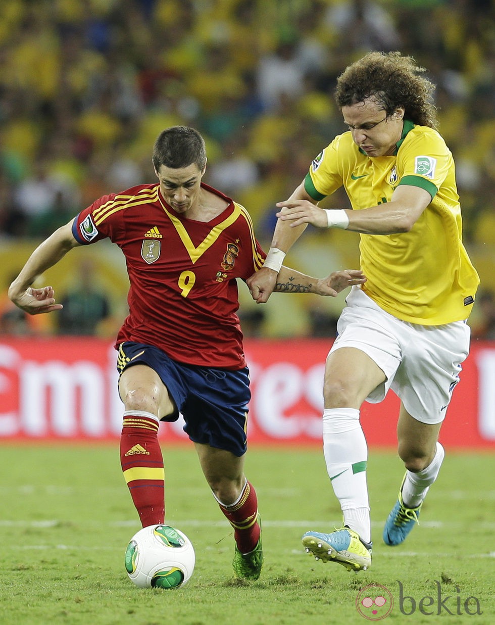 Fernando Torres y David Luiz en el partido Brasil-España en la final de la Copa Confederaciones 2013