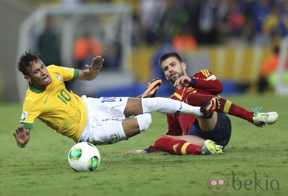 Gerard Piqué hace una falta a Neymar en la final de la Copa Confederaciones 2013