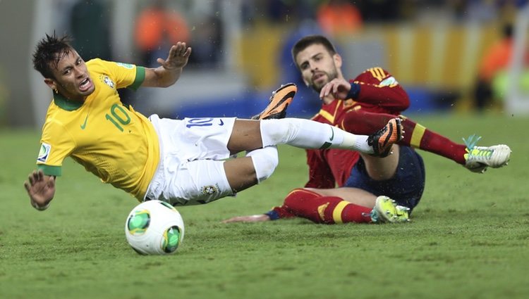 Gerard Piqué hace una falta a Neymar en la final de la Copa Confederaciones 2013