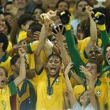 Neymar levanta la Copa Confederaciones 2013 junto a la selección de Brasil