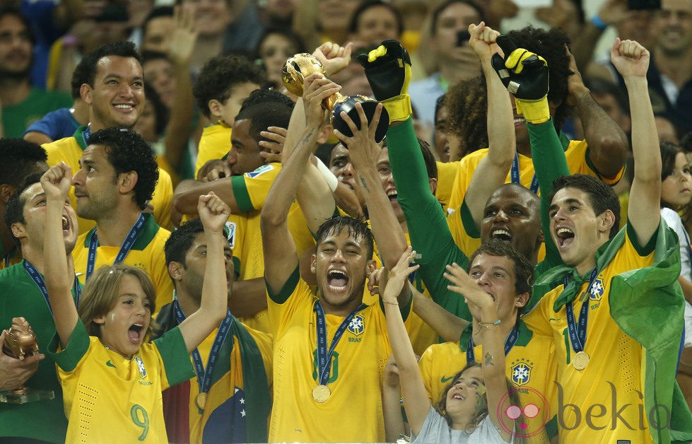 Neymar levanta la Copa Confederaciones 2013 junto a la selección de Brasil