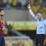 El árbitro expulsa a Gerard Piqué en la final de la Copa Confederaciones 2013