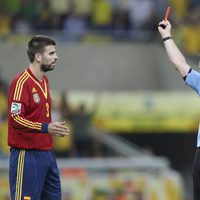 El árbitro expulsa a Gerard Piqué en la final de la Copa Confederaciones 2013