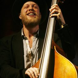 Ted Dwane en su primer concierto con los Mumford & Sons tras someterse a una operación cerebral