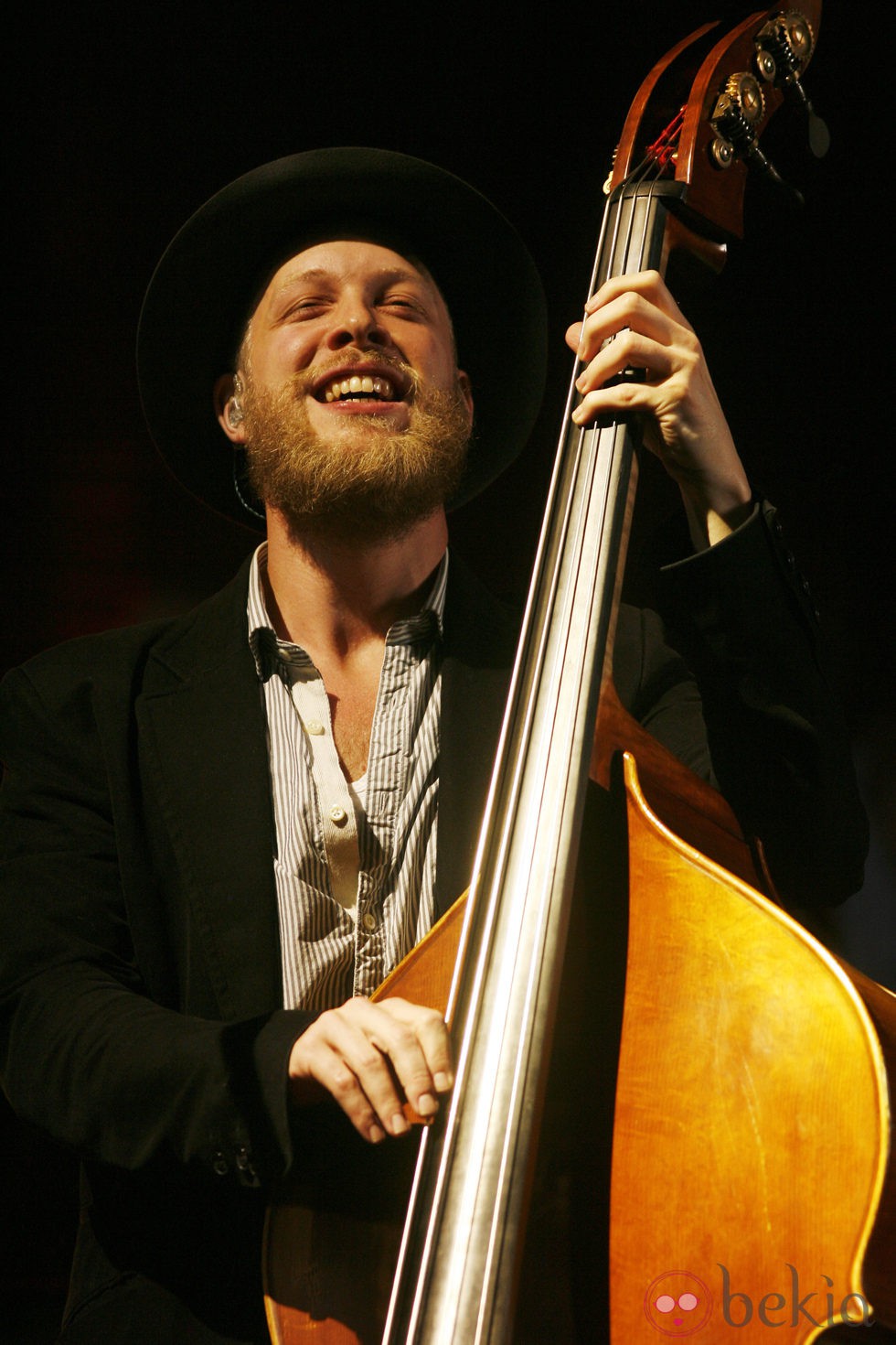 Ted Dwane en su primer concierto con los Mumford & Sons tras someterse a una operación cerebral