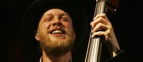 Ted Dwane en su primer concierto con los Mumford & Sons tras someterse a una operación cerebral