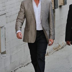 Pierce Brosnan paseando en California