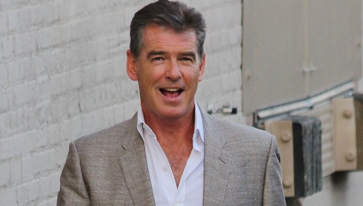 Pierce Brosnan paseando en California