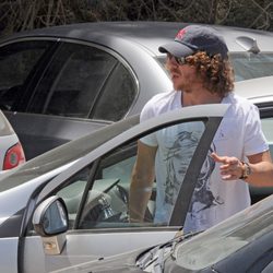 Carles Puyol sale del coche al llegar a una playa en Ibiza