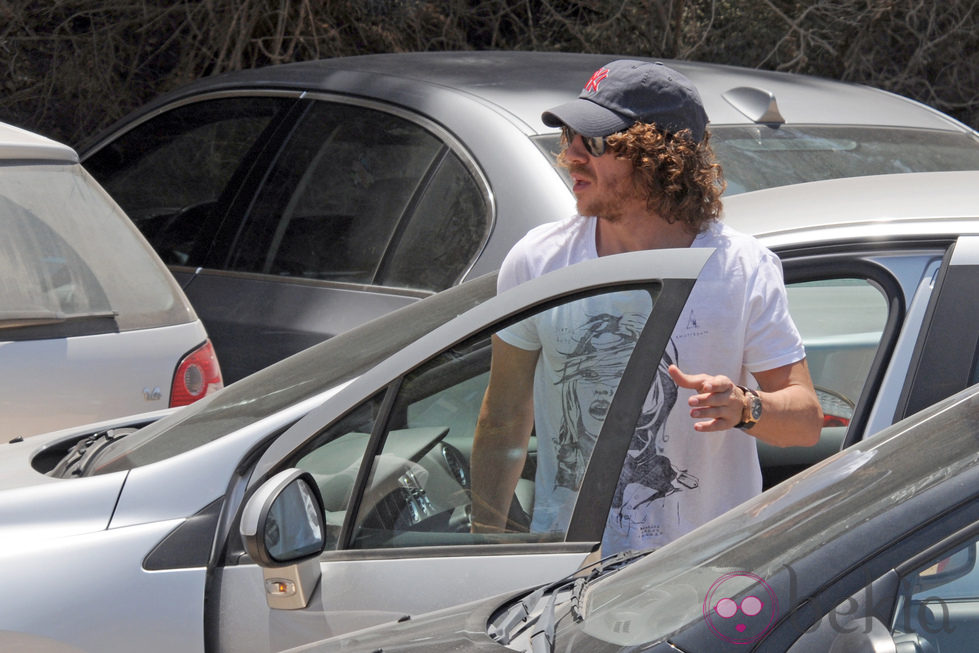 Carles Puyol sale del coche al llegar a una playa en Ibiza