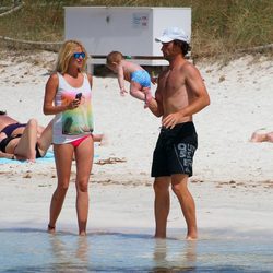 Carolina Cerezuela y Carlos Moyá con su hijo Carlos en Formentera