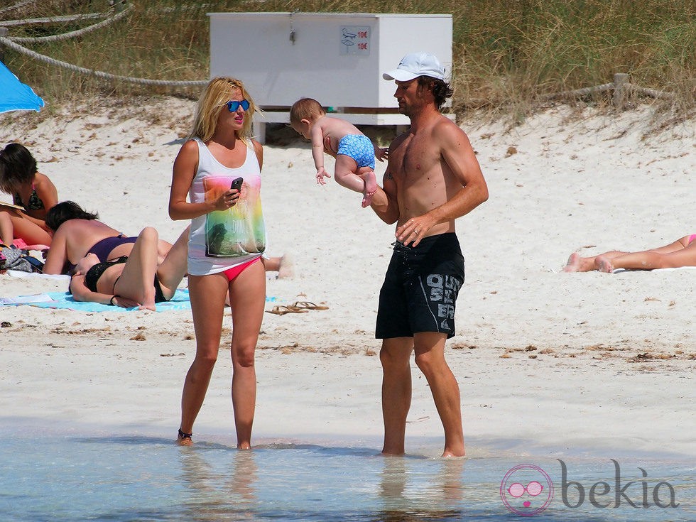 Carolina Cerezuela y Carlos Moyá con su hijo Carlos en Formentera