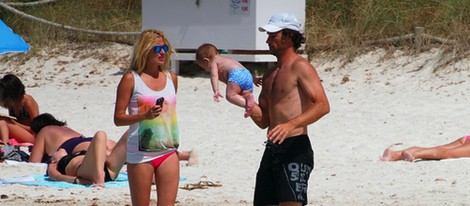 Carolina Cerezuela y Carlos Moyá con su hijo Carlos en Formentera