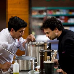 Juan Manuel muestra su comida durante la final de 'Masterchef'