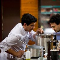 Juan Manuel muestra su comida durante la final de 'Masterchef'