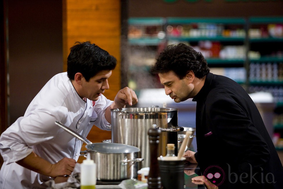 Juan Manuel muestra su comida durante la final de 'Masterchef'