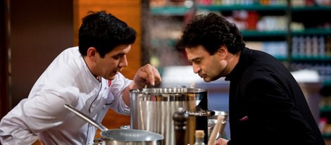 Juan Manuel muestra su comida durante la final de 'Masterchef'